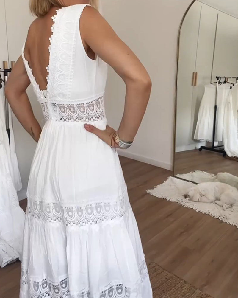 Robe camisole en dentelle à col V Circe, portée en situation – Valloro Paris