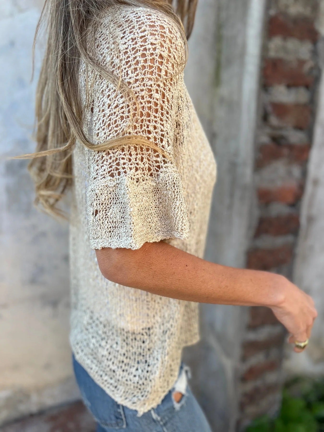 Gilet en maille ajourée Camille, portée en situation – Valloro Paris