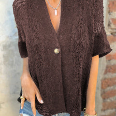 Gilet en maille ajourée Camille, mise en situation estivale – Valloro Paris
