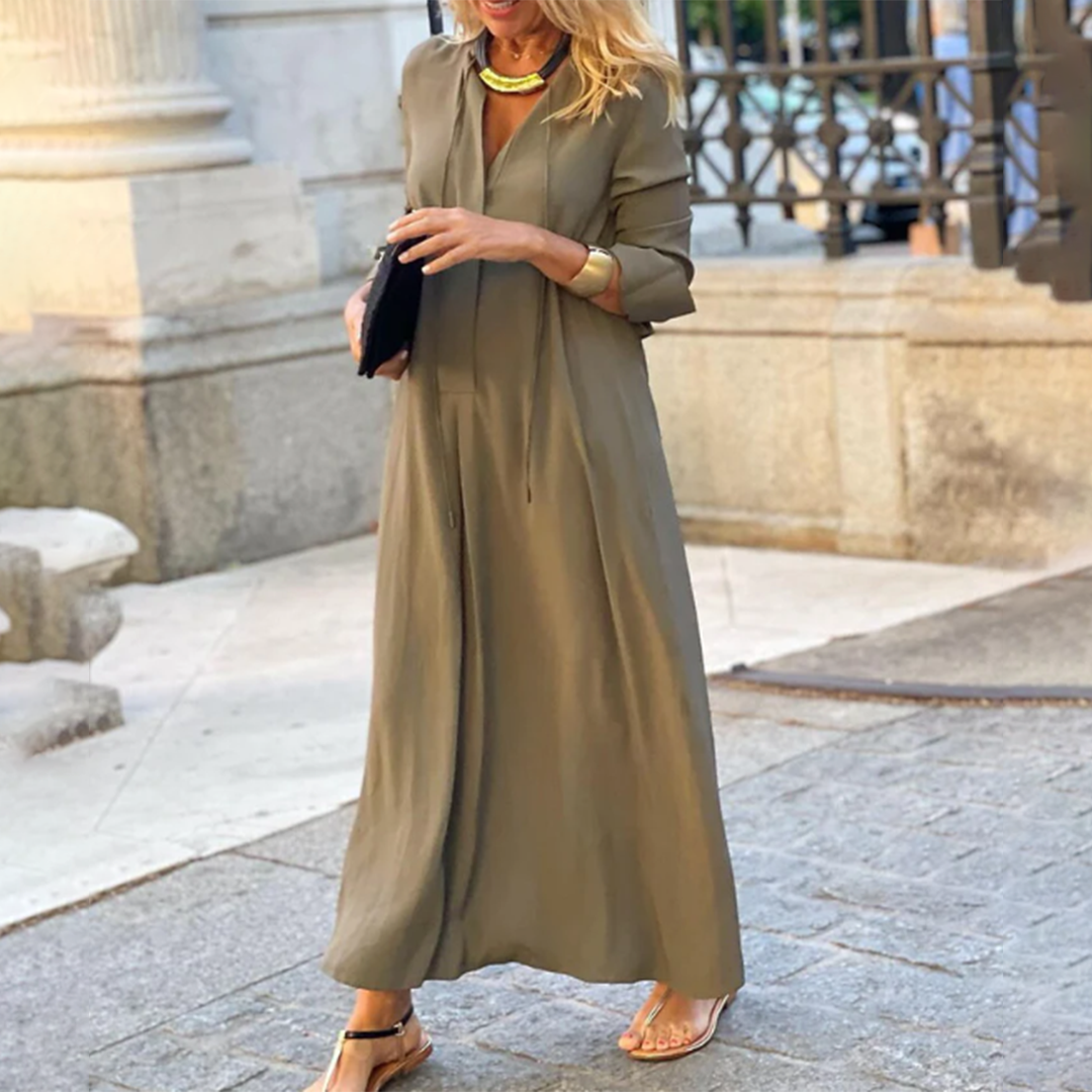 Robe maxi élégante à col en V et manches mi-longues Maya, portée en situation – Valloro Paris