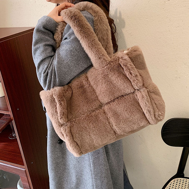 Sac à main effet peluche luxueux Dante, porté en situation – Valloro Paris