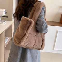 Sac à main effet peluche luxueux Dante, gros plan sur la fermeture – Valloro Paris