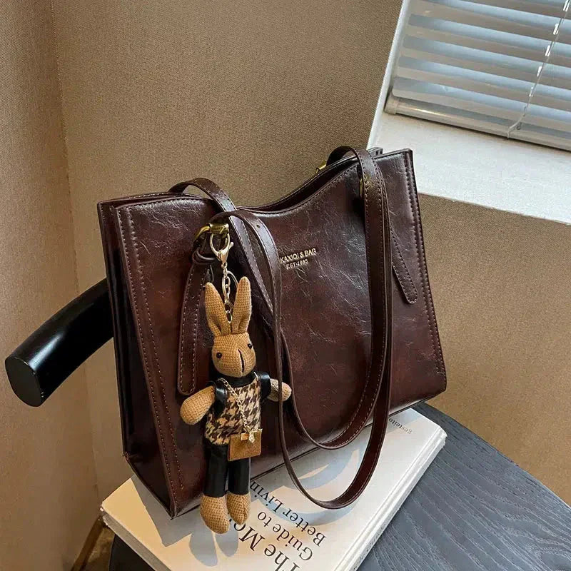Sac à main compact et élégant Nora, gros plan sur la fermeture – Valloro Paris