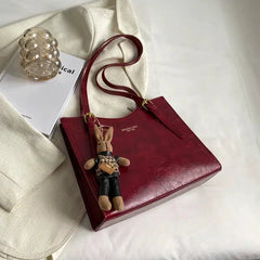 Sac à main compact et élégant Nora, porté à l’épaule – Valloro Paris