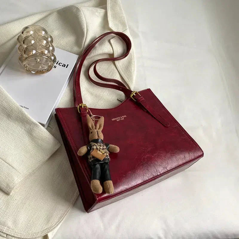 Sac à main compact et élégant Nora, porté à l’épaule – Valloro Paris