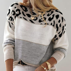 Pull élégant à imprimé léopard Camilla, portée en situation – Valloro Paris