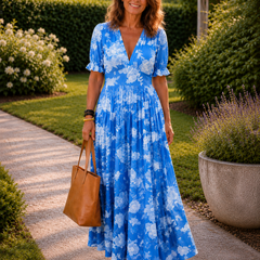 Robe midi fleurie élégante Adèle, portée en situation – Valloro Paris