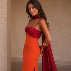 Robe fluide à imprimé flamboyant, édition limitée Valentina, portée en situation – Valloro Paris