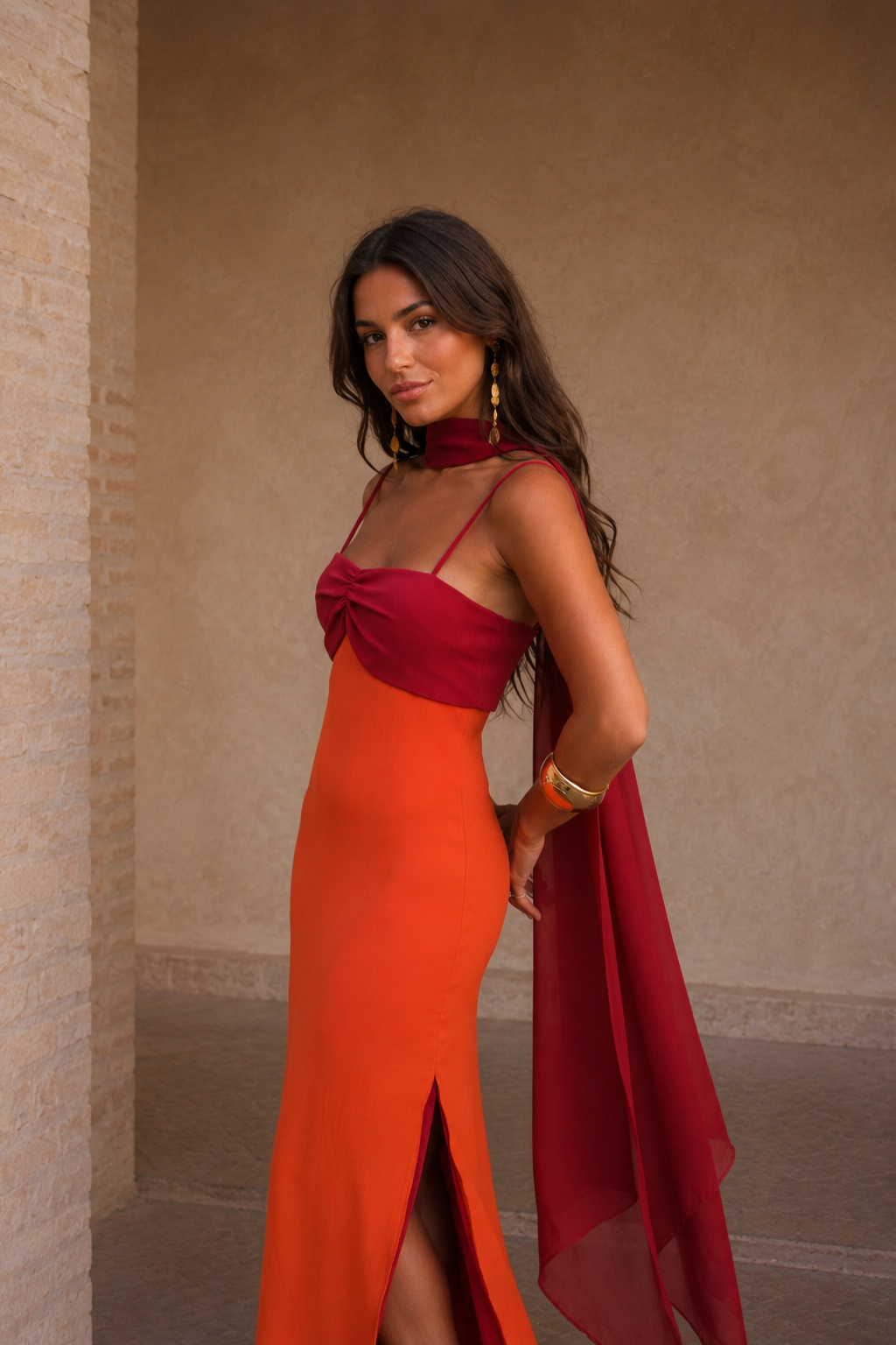 Robe fluide à imprimé flamboyant, édition limitée Valentina, portée en situation – Valloro Paris