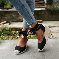 Espadrilles compensées romantiques Isabella, portées en situation (photo 17) – Valloro Paris