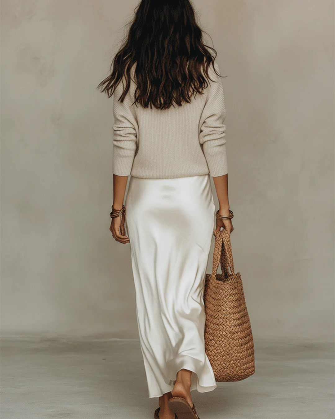 Ensemble robe midi satinée et pull assorti Elena, vue de face (photo 13) – Valloro Paris