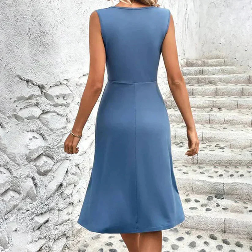 Robe d'été midi élégante à col en V Ellianna, portée en situation – Valloro Paris