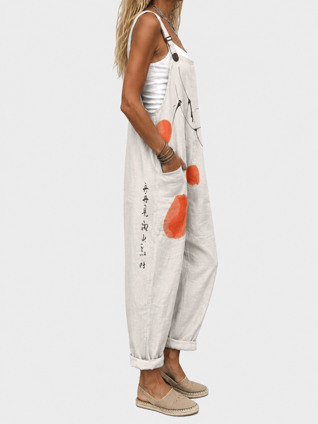 Salopette à imprimé artistique zen Amandine, portée en situation – Valloro Paris