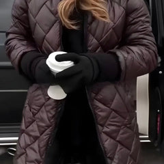 Manteau matelassé à capuche pour l’hiver Vera, gros plan sur la coupe – Valloro Paris