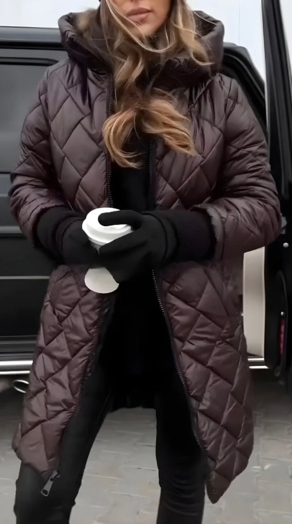 Manteau matelassé à capuche pour l’hiver Vera, gros plan sur la coupe – Valloro Paris