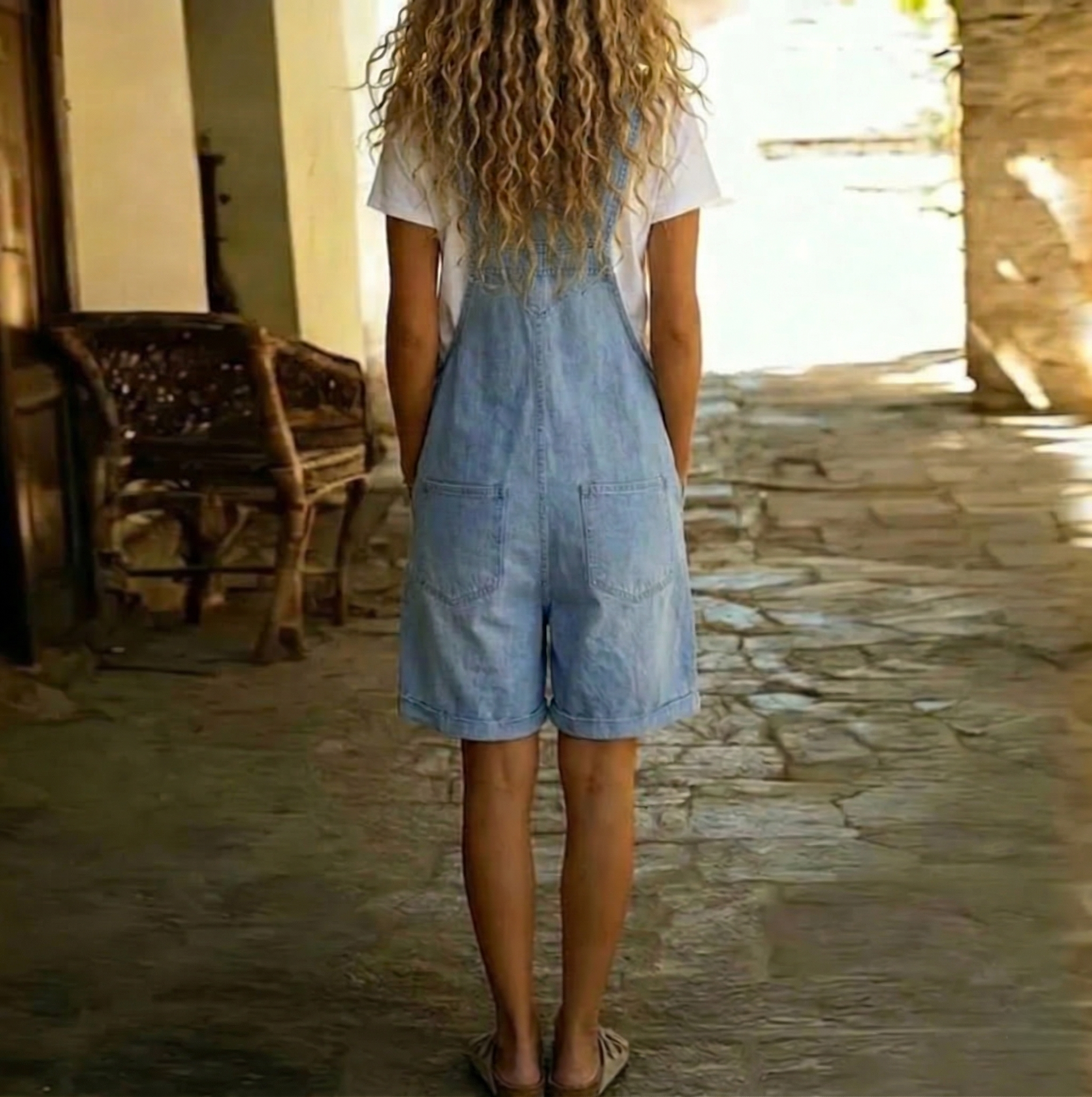 Clara | Salopette courte en denim vintage au toucher doux effet coton bleu clair