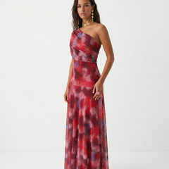Robe longue élégante et simple Carla, portée en situation – Valloro Paris