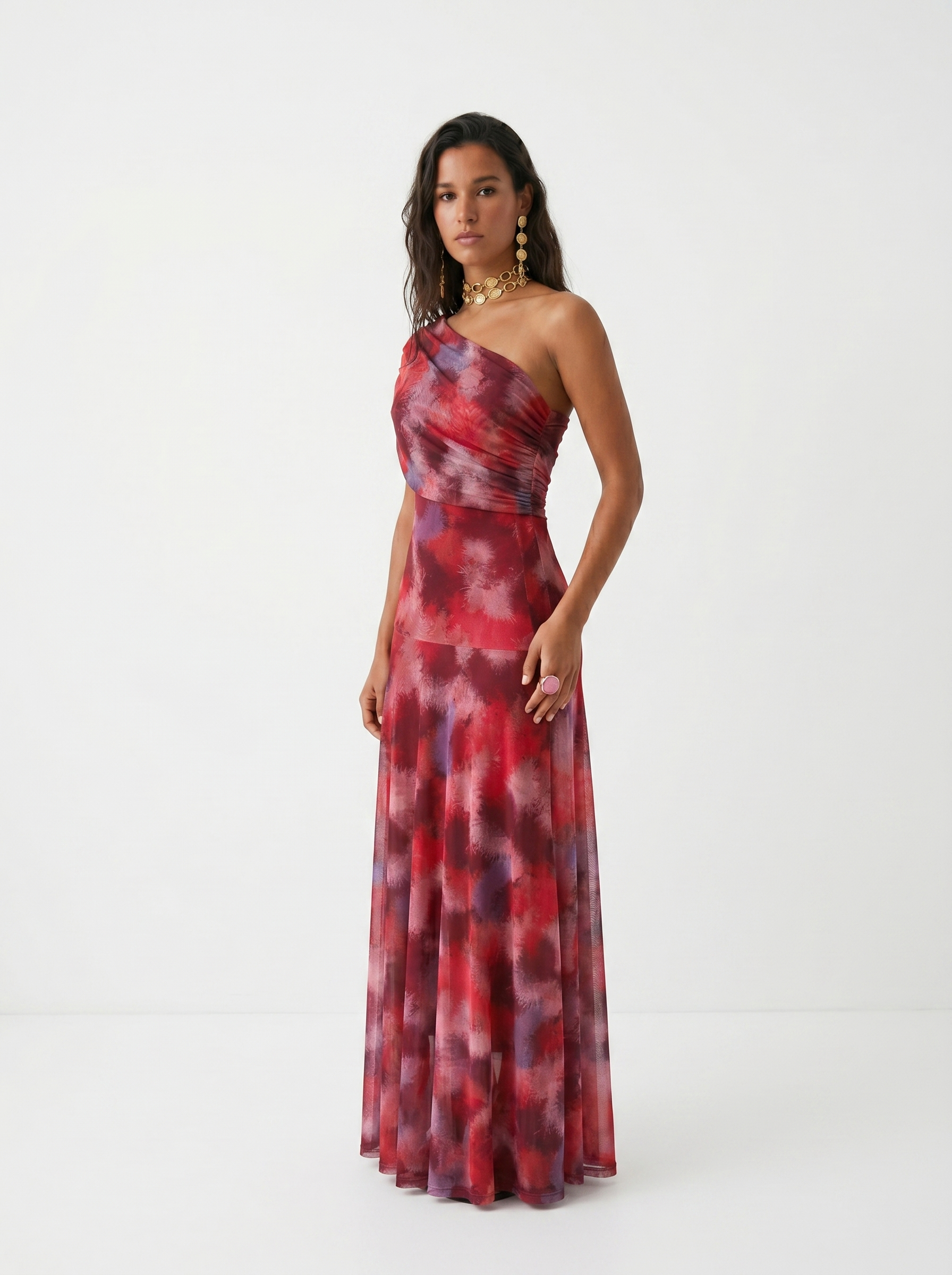 Robe longue élégante et simple Carla, portée en situation – Valloro Paris