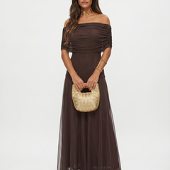 Robe longue élégante et simple Carla, vue rapprochée – Valloro Paris