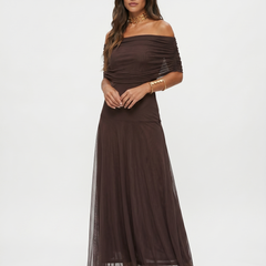 Robe longue élégante et simple Carla, mise en situation estivale – Valloro Paris
