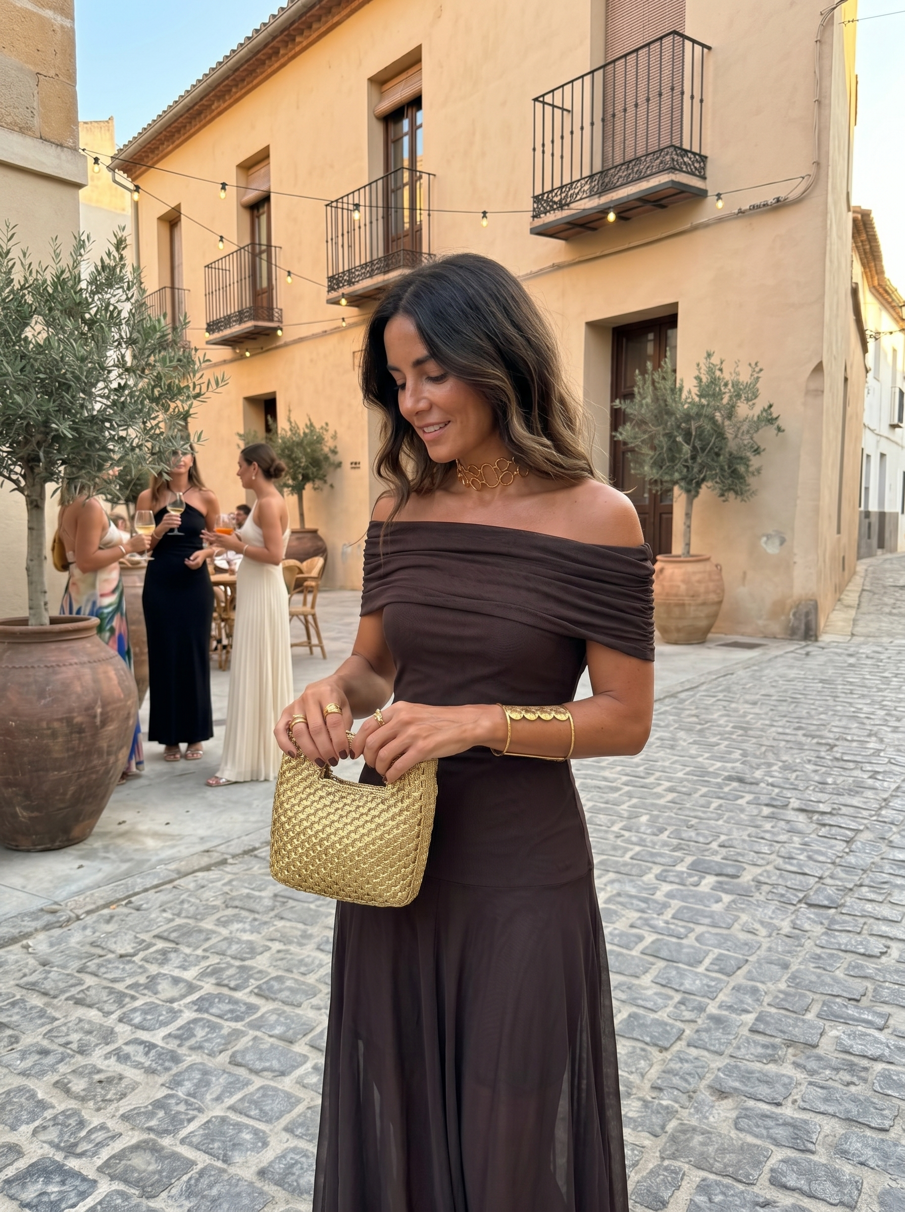 Robe longue élégante et simple Carla, portée en situation (photo 15) – Valloro Paris