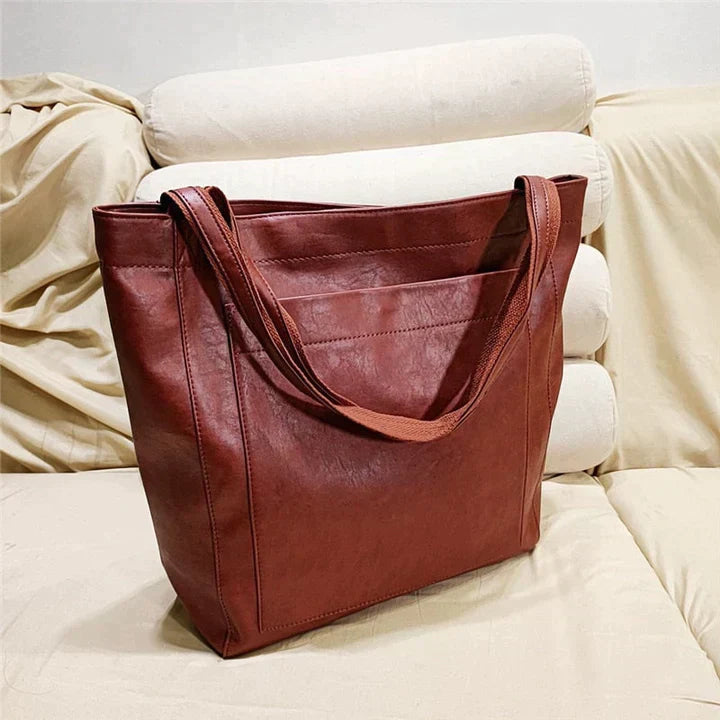 Cabas en cuir intemporel de haute qualité Ella, porté en situation – Valloro Paris