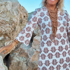 Robe d’été marron élégante Alameda, gros plan sur la coupe – Valloro Paris