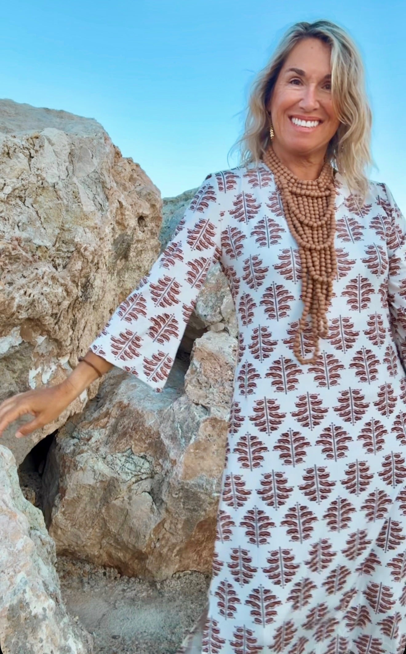 Robe d’été marron élégante Alameda, gros plan sur la coupe – Valloro Paris
