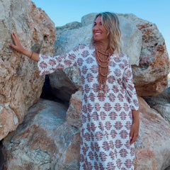 Robe d’été marron élégante Alameda, détail du motif – Valloro Paris