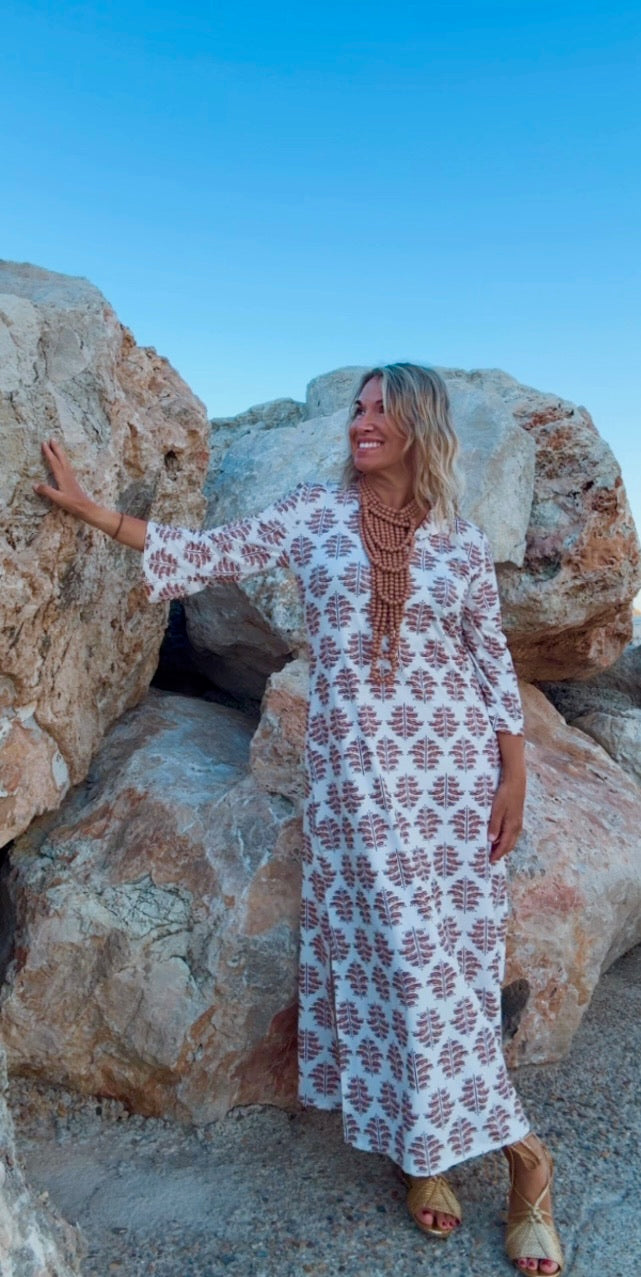 Robe d’été marron élégante Alameda, détail du motif – Valloro Paris