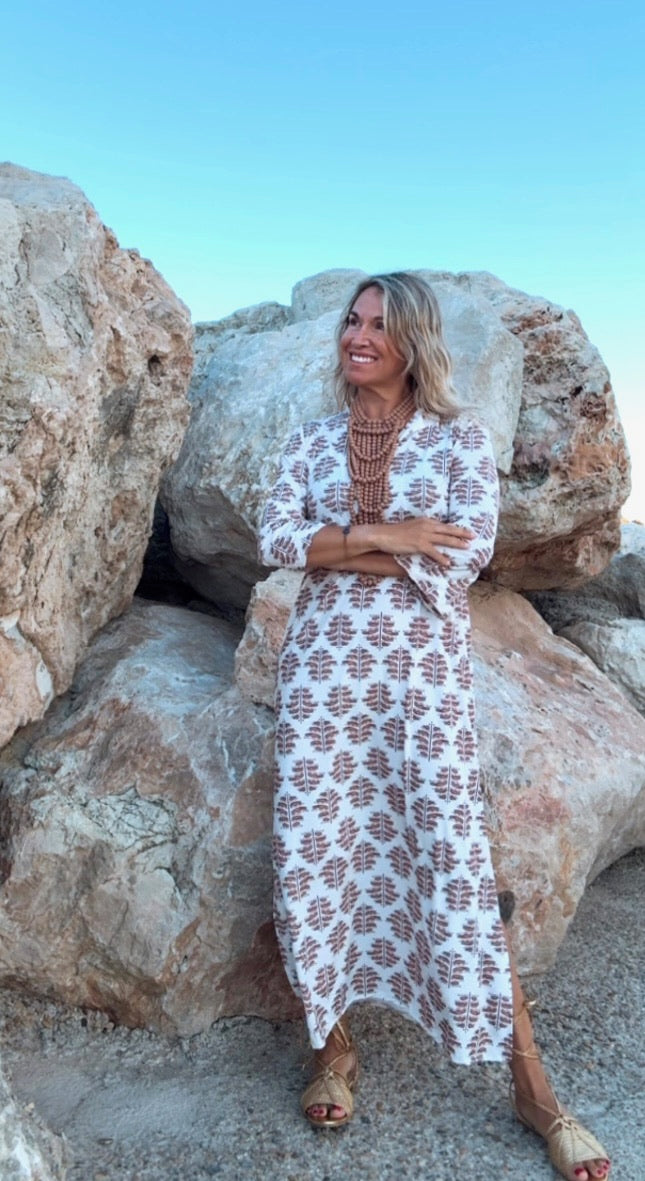 Robe d’été marron élégante Alameda, vue de face – Valloro Paris