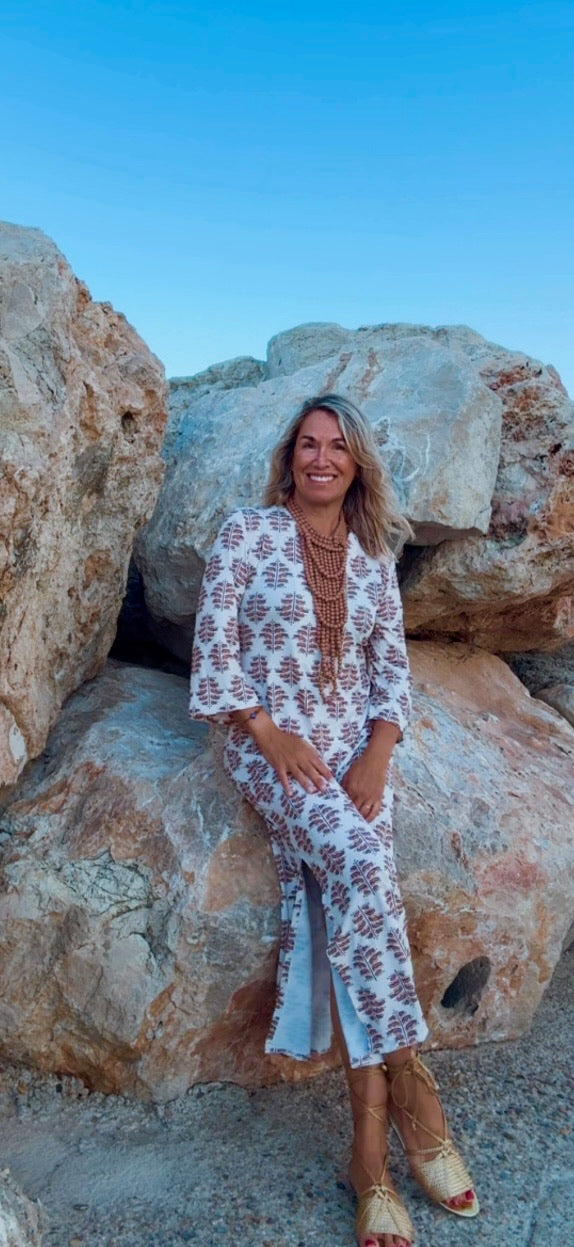 Robe d’été marron élégante Alameda, portée en situation – Valloro Paris