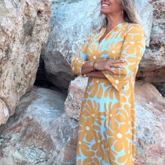 Robe d’été jaune élégante Alameda, portée en situation – Valloro Paris