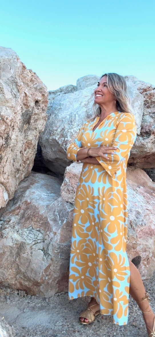 Robe d’été jaune élégante Alameda, portée en situation – Valloro Paris