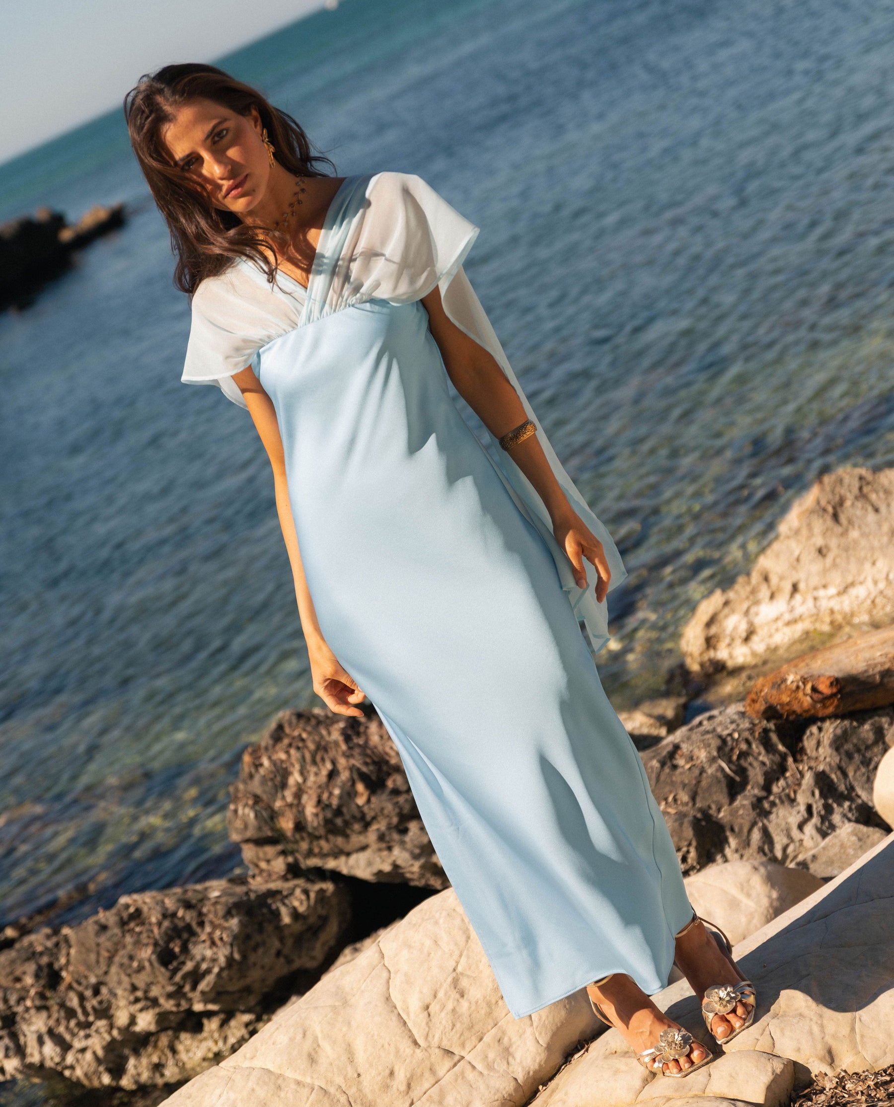Robe fluide bleu ciel Bárbara, vue de profil – Valloro Paris