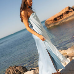 Robe fluide bleu ciel Bárbara, gros plan sur la coupe – Valloro Paris