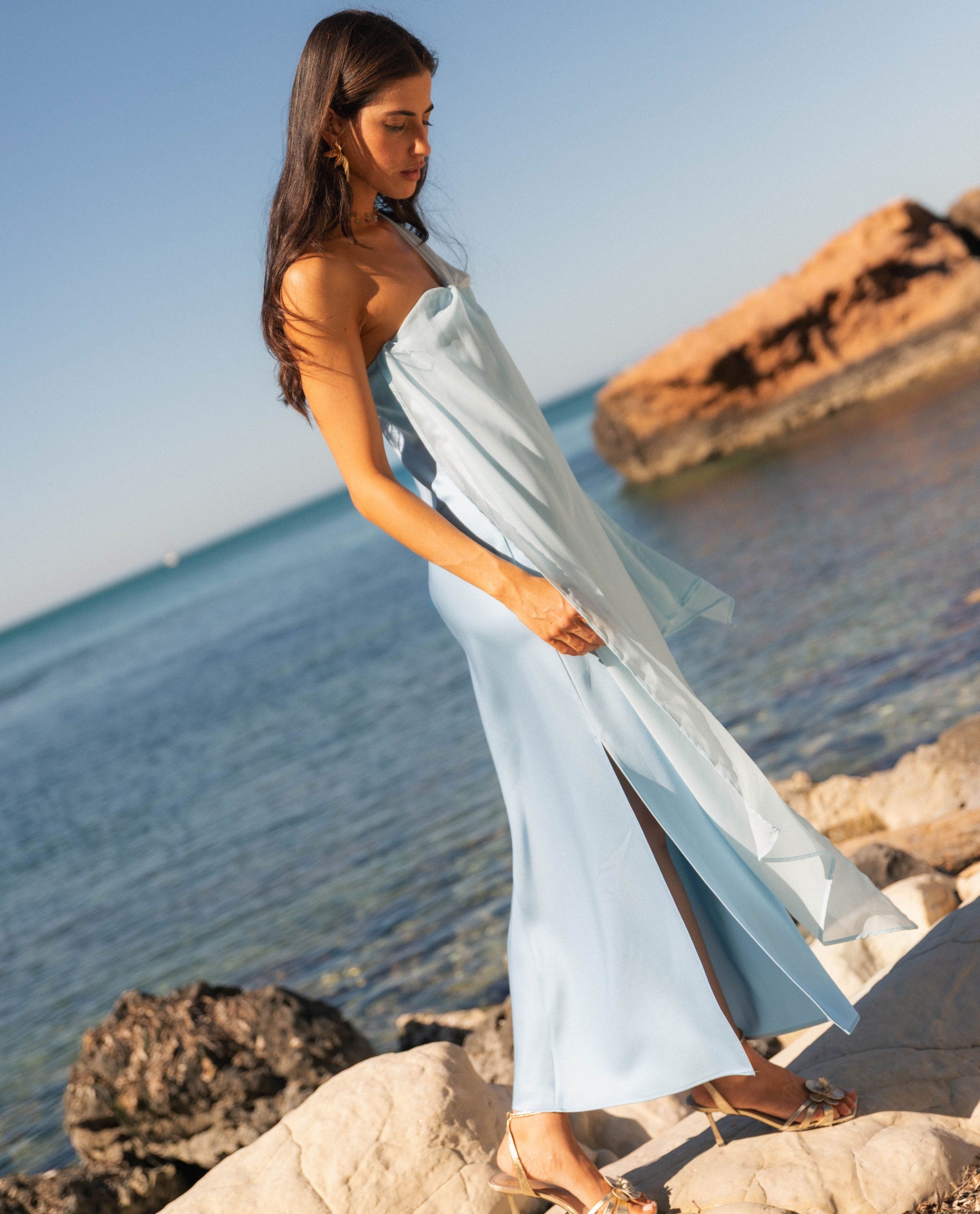 Robe fluide bleu ciel Bárbara, gros plan sur la coupe – Valloro Paris