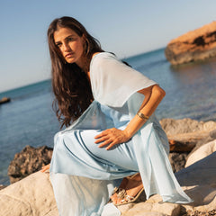 Robe fluide bleu ciel Bárbara, détail du tissu – Valloro Paris