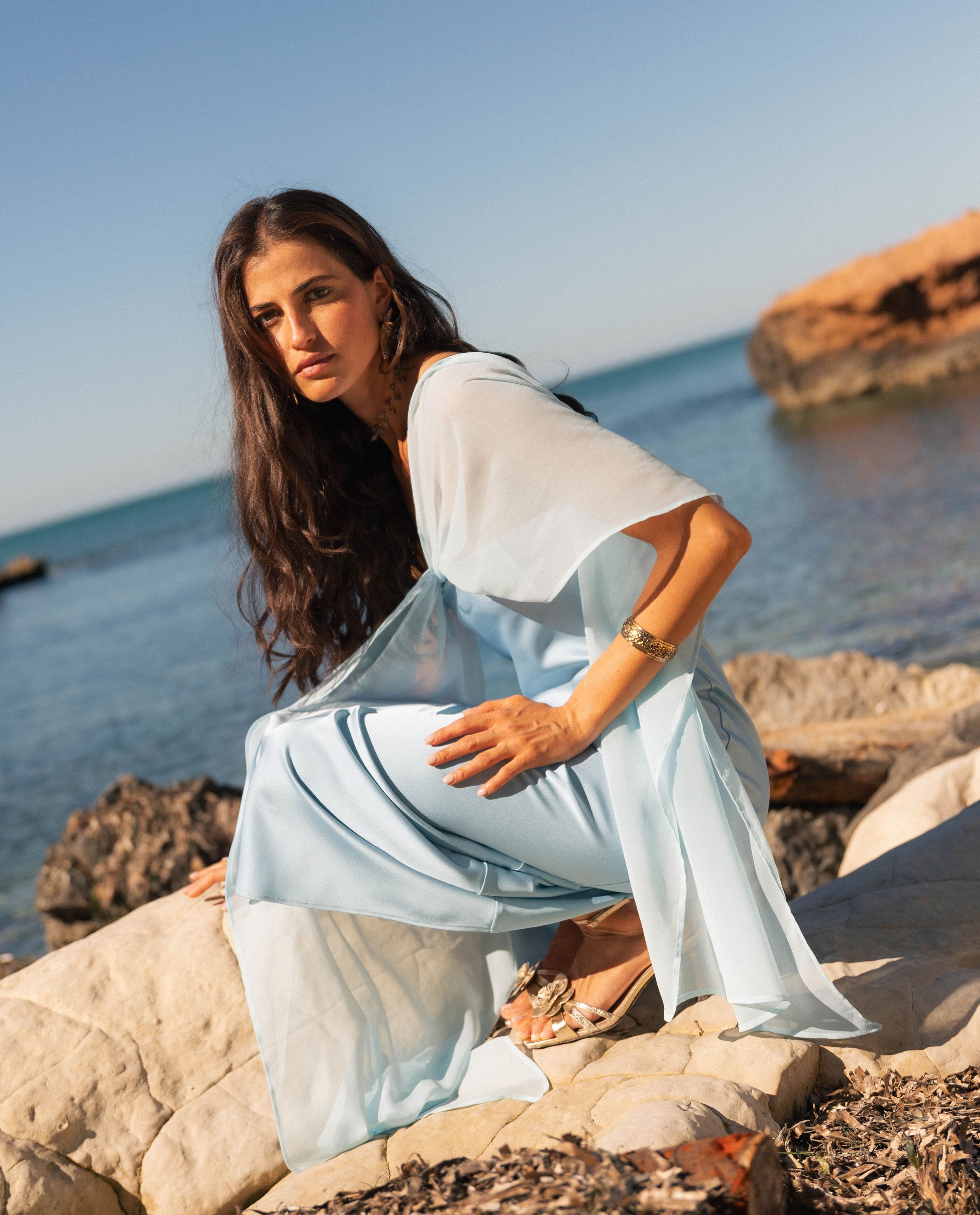 Robe fluide bleu ciel Bárbara, détail du tissu – Valloro Paris
