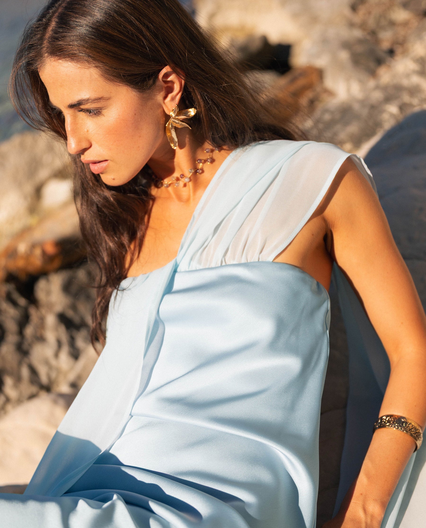 Robe fluide bleu ciel Bárbara, présentation du coloris – Valloro Paris