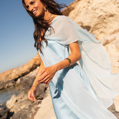 Robe fluide bleu ciel Bárbara, mise en situation estivale – Valloro Paris