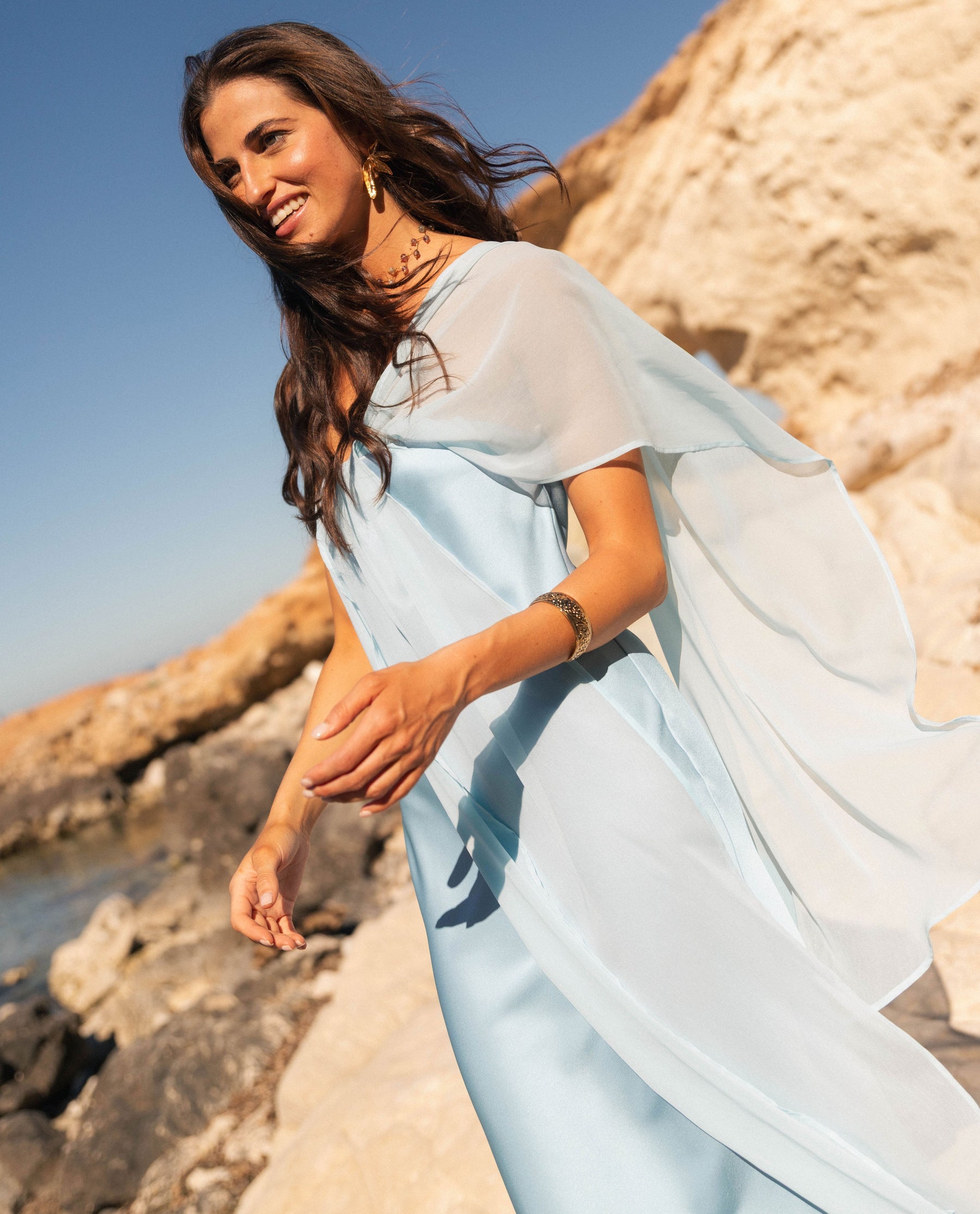 Robe fluide bleu ciel Bárbara, mise en situation estivale – Valloro Paris