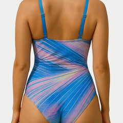 Maillot de bain élégant Raquel, en situation au bord de l’eau – Valloro Paris