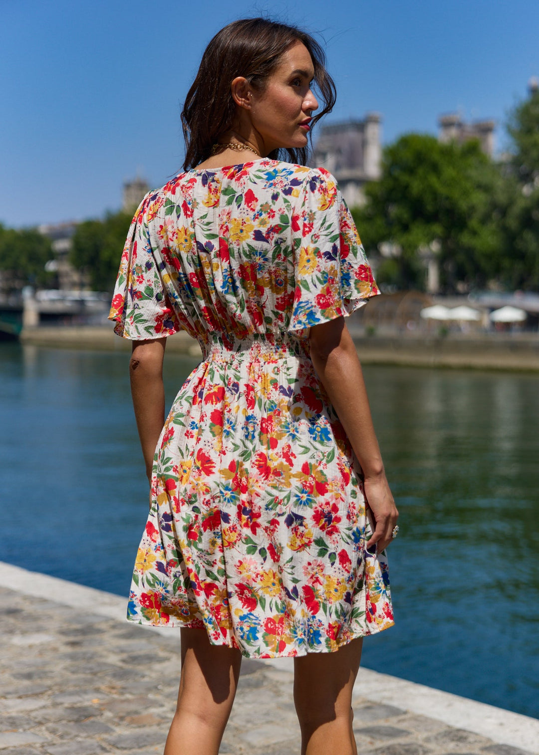 Robe féminine aux lignes délicates Sirine, détail du tissu – Valloro Paris