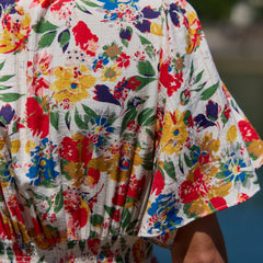 Robe féminine aux lignes délicates Sirine, gros plan sur la coupe – Valloro Paris