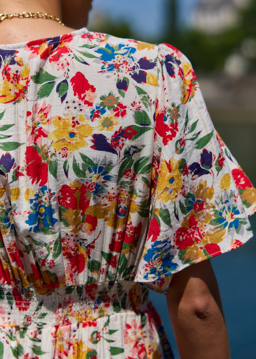 Robe féminine aux lignes délicates Sirine, gros plan sur la coupe – Valloro Paris