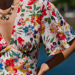 Robe féminine aux lignes délicates Sirine, portée en situation – Valloro Paris