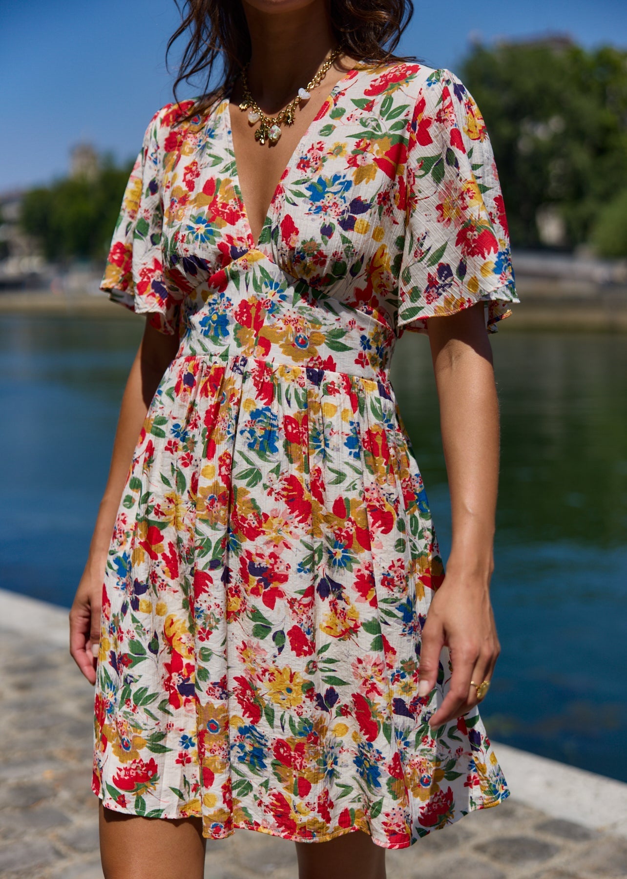 Robe féminine aux lignes délicates Sirine, vue de face – Valloro Paris