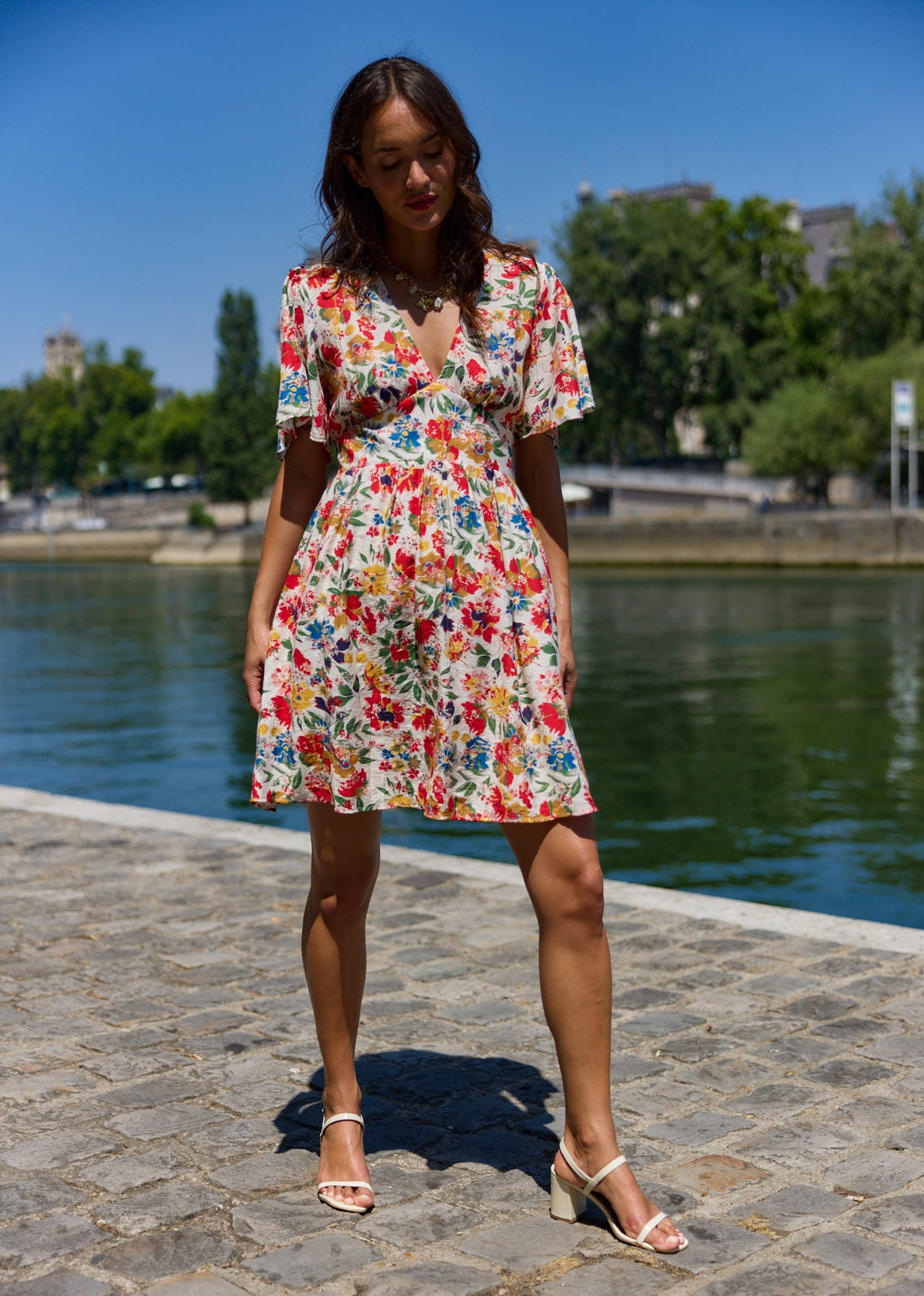Robe féminine aux lignes délicates Sirine, vue de profil – Valloro Paris