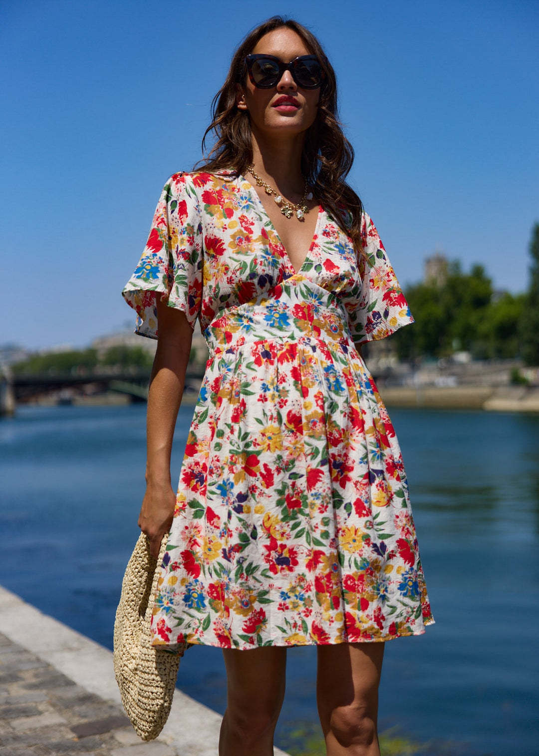 Robe féminine aux lignes délicates Sirine, présentation du coloris – Valloro Paris